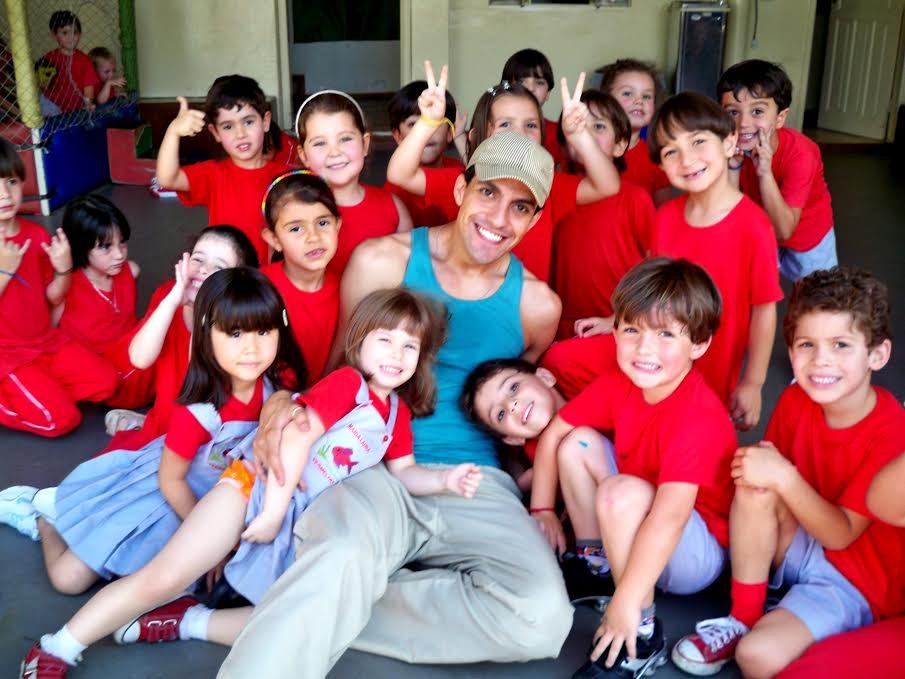 Myl Bueno com as crianças da Escola Peixinho Vermelho