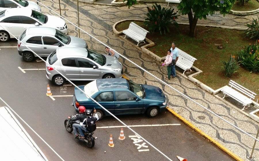 Assaltante que está na garupa saca a arma e depois atira para o alto