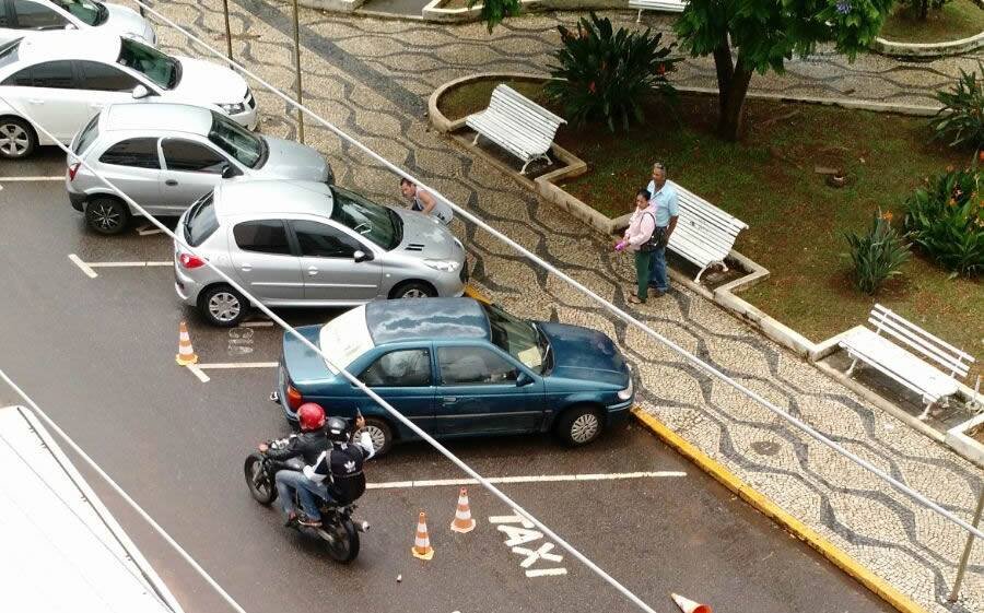 Assaltante que está na garupa saca a arma e depois atira para o alto